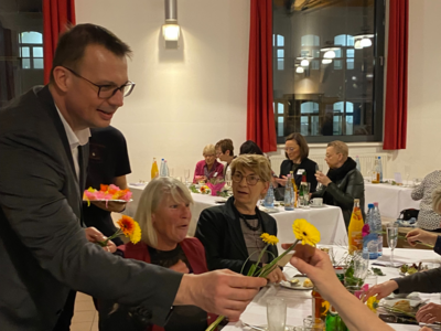 Beigeordneter Stefan Dreßler überreicht Blumen und kleine Präsente