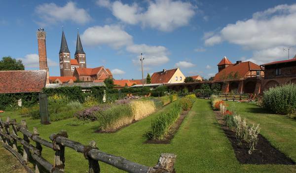 Kloster Jerichow mit Klostergarten